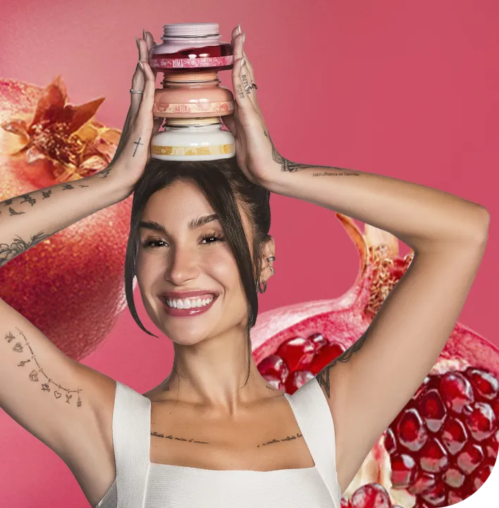 Mulher em banheira segurando os produtos