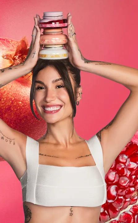 Mulher em banheira segurando os produtos