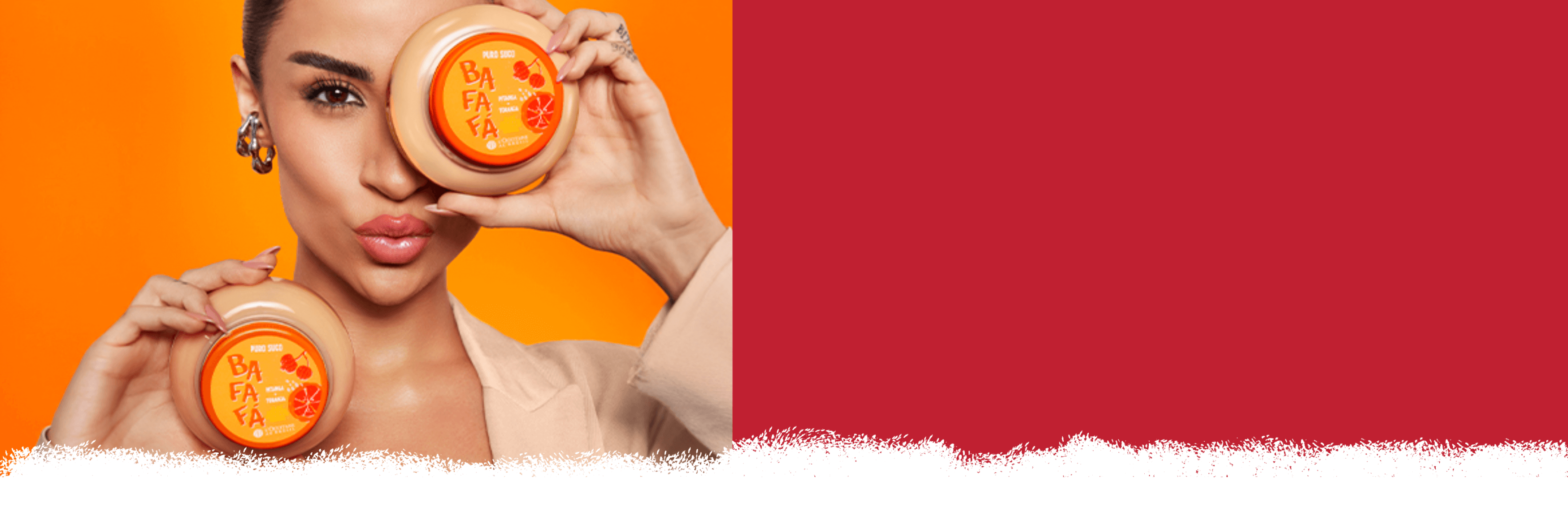 Mulher segurando dois frascos de produtos cosméticos nas mãos, com roupa salmão e com parede laranja ao fundo e ambiente em tons quentes